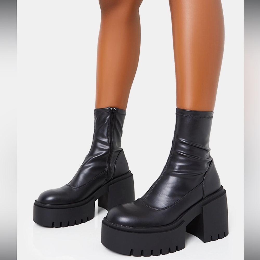 Black Chunky Heel Ankle Boots. NWT, NEVER WORN! Will ship out asap! 🖤